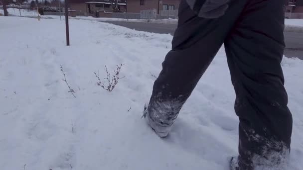 Young Child Walking Snow Side Road Winter Wearing Grey Snowpants — 图库视频影像