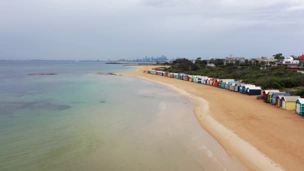 Drone Aeriel Footage Brighton Beach Colourful Beach Houses Distinctive Bathing — ストック動画