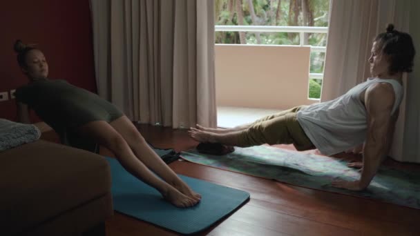 Çift Evde Yoga Minderleri Üzerinde Hafif Esneme Egzersizleri Yapıyor — Stok video