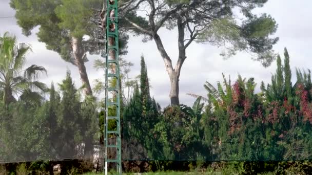 Net Golf Course Exit Protective Net Installation Adjoining Houses Tall — Video