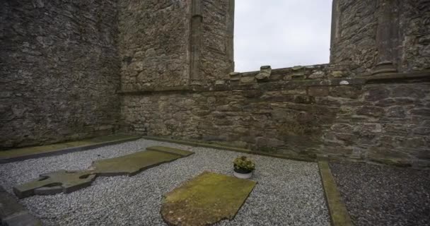 Motion Time Lapse Historical Abbey Graveyard Rural Ireland Cloudy Day — Vídeo de Stock