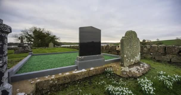 Motion Time Lapse Historical Abbey Graveyard Rural Ireland Cloudy Day — ストック動画