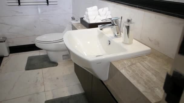 Καθαριότητα Και Tidy Λευκό Πολυτέλεια Και Κομψό Διακόσμηση Μπάνιο — Αρχείο Βίντεο