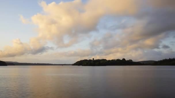 Time Lapse Castle Ruin Lake Horizon Sunset Evening Ireland — Stok video