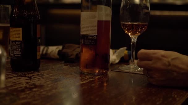 Copos Garrafas Vinho Cerveja Com Mão Mulher Tiro Panning Médio — Vídeo de Stock