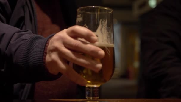 Man Hand Glass Beer Bar Close Shot — Stockvideo