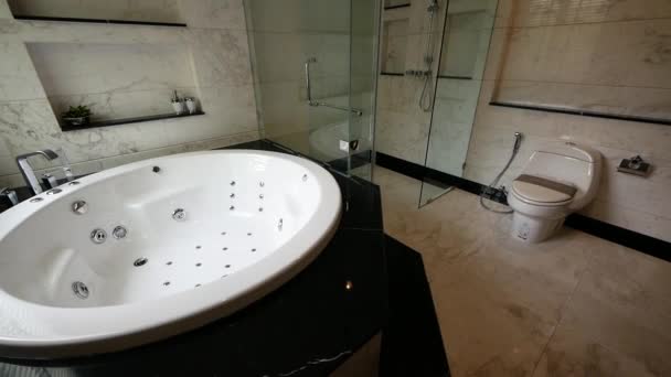 Close Footage Luxury Bathroom Big Jacuzzi — 图库视频影像