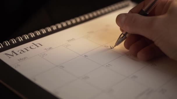 Hand Writing Reminder Tax Returns Calendar Close Panning Shot — Stockvideo