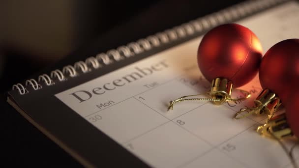 Rote Kugeln Auf Dem Kalender Weihnachten Nahaufnahme Schwenkschuss — Stockvideo