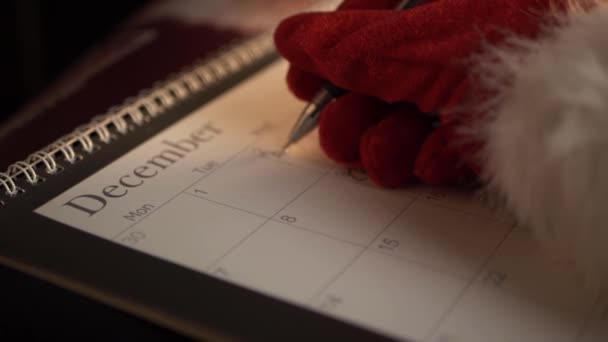 Kerstman Schrijven Kalender Met Kerstmis Close Panning Schot — Stockvideo