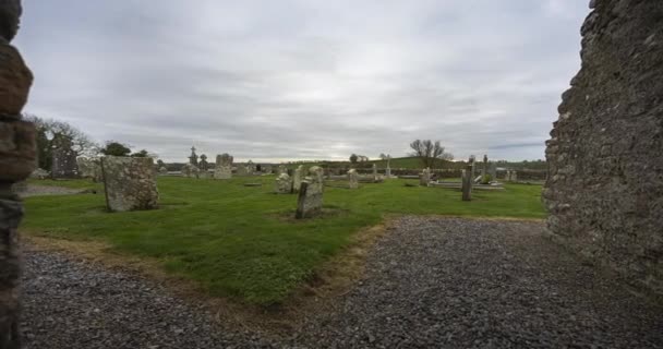 Motion Time Lapse Historical Abbey Graveyard Rural Ireland Cloudy Day — Vídeos de Stock
