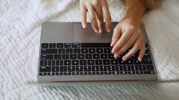 Ženské Ruce Píší Klávesnici Notebooku Touchpad Zavřít Horní Pohled Ženskou — Stock video