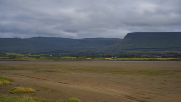 Time Lapse Sand Sea Coast Ireland Hills Distance Moving Clouds — 图库视频影像
