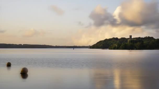 Zeitraffer Einer Burgruine Seehorizont Bei Sonnenuntergang Irland — Stockvideo