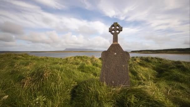 Historische Begraafplaats Aan Kust Van Ierland Met Heuvels Verte Bewegende — Stockvideo