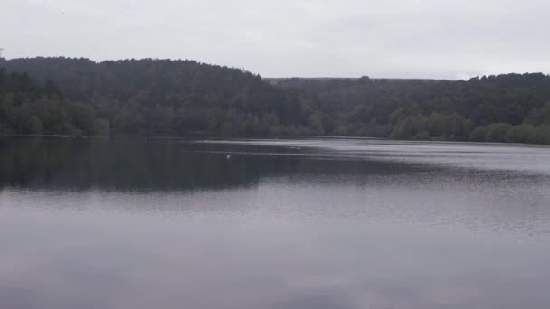 Reservoir Yorkshire Expanse Water Trees Wide Panning Shot — ストック動画