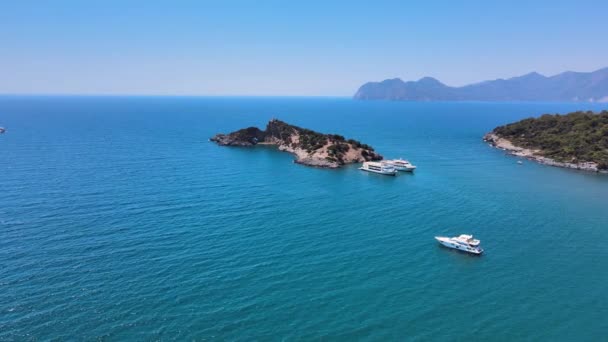Drone Shooting Endless Sea Pleasure Boats Small Islands Mountain Ranges — Vídeo de stock