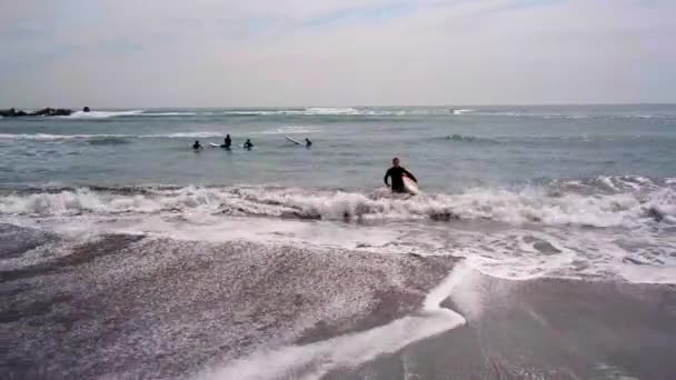 Νεαρός Surfer Άνθρωπος Πηγαίνει Surfing Στη Θάλασσα Στο Punta Lobos — Αρχείο Βίντεο