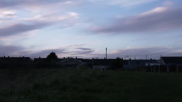 Zeitraffer Der Wolken Bei Sonnenuntergang Über Der Städtischen Nachbarschaft — Stockvideo