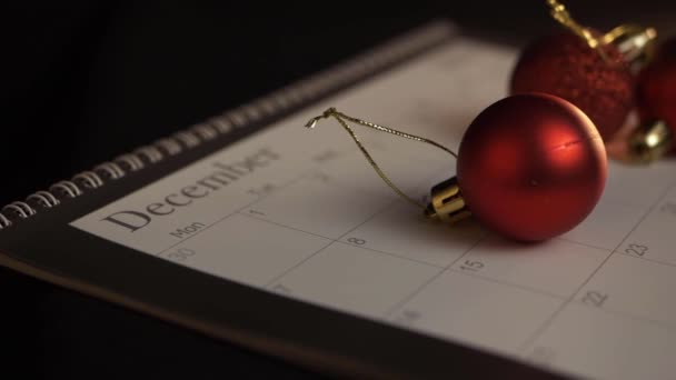 Palle Rosse Sul Calendario Natale Panning Medio Colpo — Video Stock