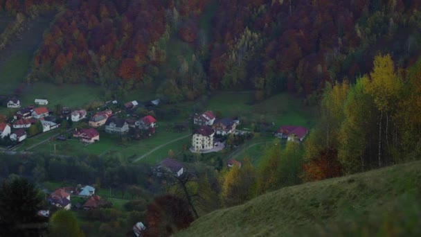 Peaceful Village Autumn Forest Landscape Hills Sunny Sky Piatra Craiului — Stockvideo