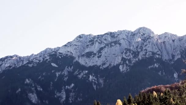 Beautiful White Piatra Craiului Mountains Romania Wide Pan — 图库视频影像