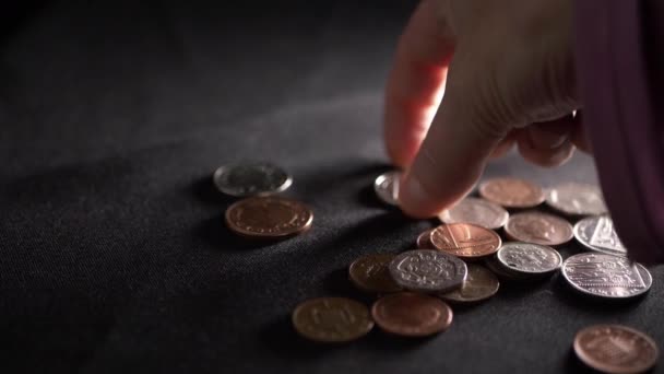 Рука Підраховує Монети Чорному Тлі Крупним Планом — стокове відео