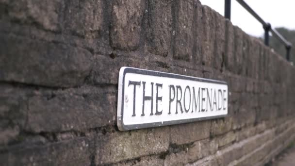 Promenade Street Sign Wall Wide Panning Shot — 图库视频影像