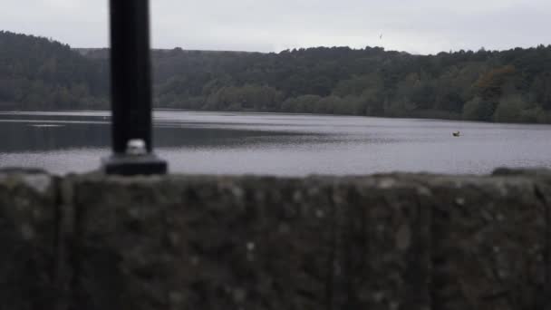 Reservoir Yorkshire Expanse Water Fence Tilting Shot — Wideo stockowe