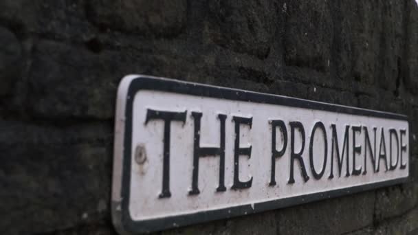 Promenade Street Sign Wall Close Panning Shot — Stock Video