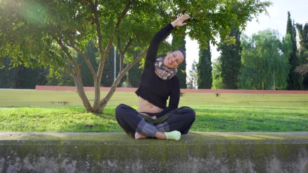 Yoga Teacher Stretching Laughing Looks Student Class — Vídeo de stock