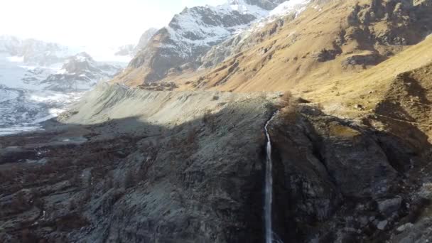 Velmi Zvláštní Krásný Vodopád Pustém Údolí Švýcarských Horách Zmuttbach — Stock video