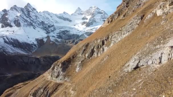 Cerca Vuelo Verdes Empinadas Praderas Una Cordillera Cubierta Nieve Los — Vídeos de Stock