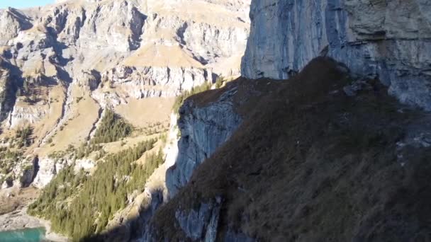 Nsansız Hava Aracı Oeschinensee Nin Üzerindeki Yemyeşil Sviçre Dağlarında Tehlikeli — Stok video