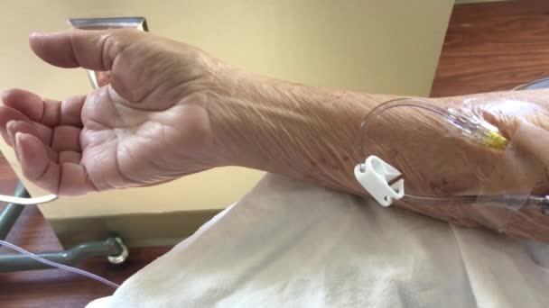 Senior Female Patient Arm Close Having Chemotherapy Treatment Drip — стоковое видео