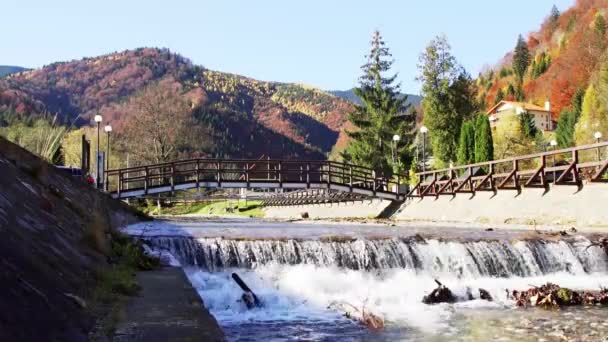 Pequeña Cascada Río Con Puente Montaña Fondo Piatra Craiului Montañas — Vídeo de stock