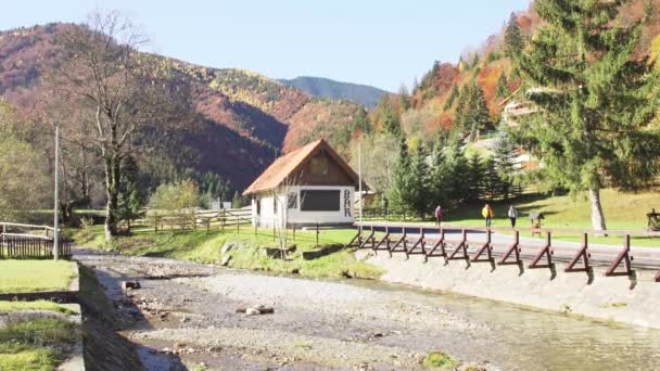 Hikers Walking Small Bar Embankment River Sunny Day Piatra Craiului — ストック動画