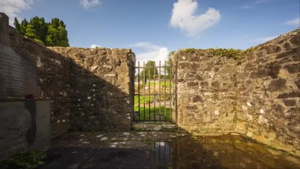 Motion Time Lapse Historical Cemetery Stonewall Entrance Gate Sunny Cloudy — Vídeo de Stock
