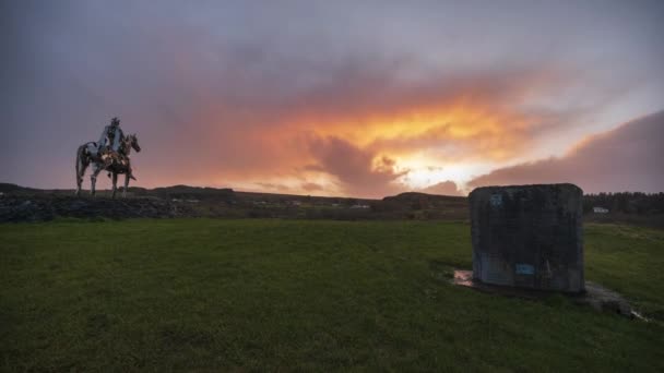 Time Lapse Gaelic Chieftain Modern Art Metal Statue County Roscommon — Vídeo de Stock