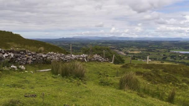 Caducidad Del Paisaje Rural Remoto Hierba Árboles Rocas Durante Día — Vídeo de stock