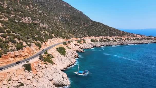 Drone Flying Mountain Road Moving Cars Coast Yacht Backdrop Blue — Vídeo de Stock