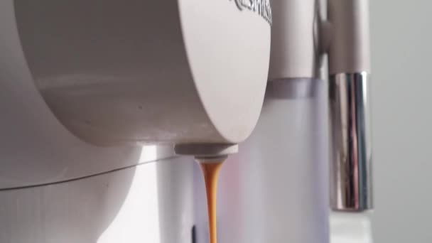 Nescafe Pouring Cup — Vídeos de Stock