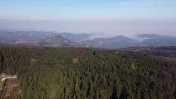 Grote Bergketen Blauwe Lucht Mistige Vallei — Stockvideo