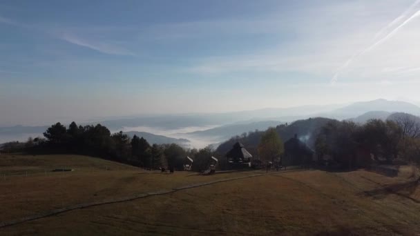 Wooden Cottages Mountain Fog Valley Bright Blue Sky — Wideo stockowe