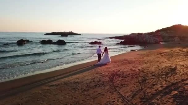 Loving Couple Walking Beach Sunset — 图库视频影像