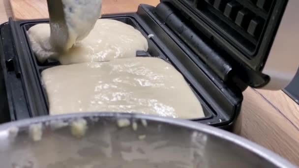 Wafels Maken Wafelbeslag Een Wafelijzer Gieten Close Slow Motion — Stockvideo