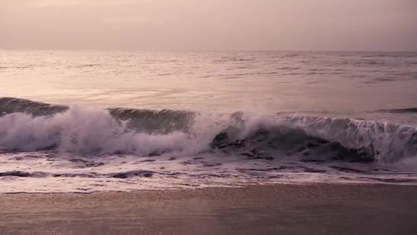 Lambat Gerak Gelombang Laut Menerjang Pantai Tropis — Stok Video
