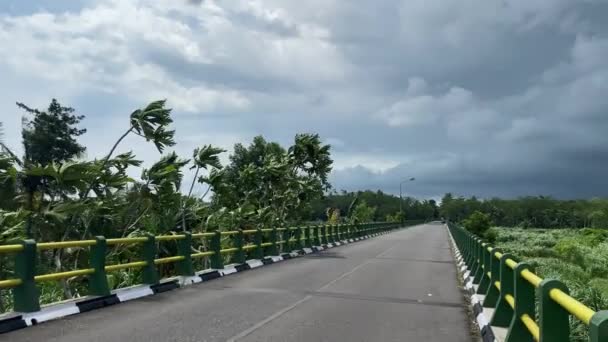 Empty Bridge Road Green Tropical Landscape Incoming Storm Dramatic Sky — Vídeo de Stock