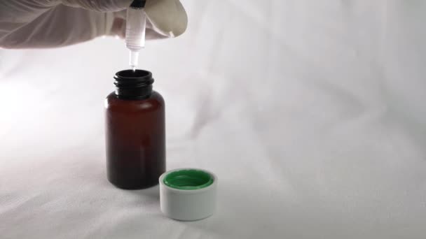 Using Syringe Drop Medicine Bottle Close Shot White Background — Vídeos de Stock