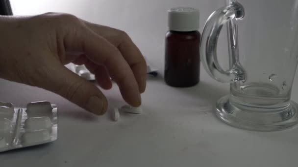 Handen Oppakken Hoofdpijn Tabletten Met Glas Water Close Schot — Stockvideo
